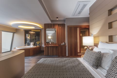 Suite (King) | Premium bedding, minibar, in-room safe, individually decorated