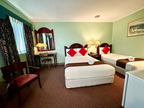 Suite Triple Room | Desk, free WiFi, bed sheets