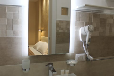 Deluxe Double Room | Bathroom | Shower, rainfall showerhead, eco-friendly toiletries, hair dryer