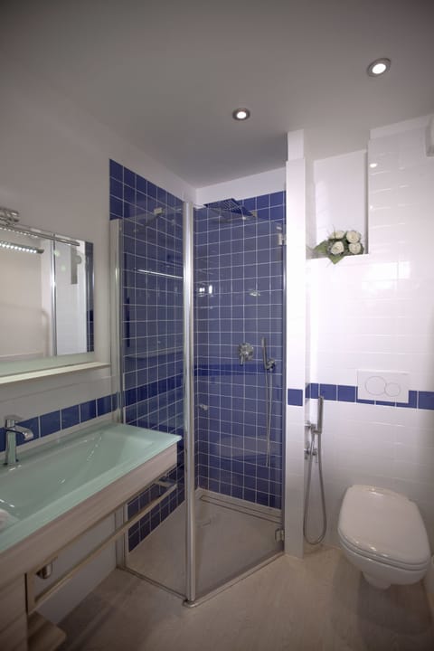 Family Triple Room, 2 Bedrooms | Bathroom | Shower, rainfall showerhead, free toiletries, bidet