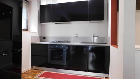 Full-size fridge, microwave, oven, stovetop