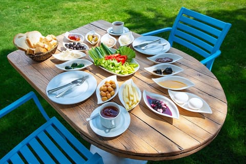 Daily full breakfast (TRY 30 per person)