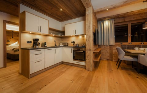 Full-size fridge, microwave, oven, stovetop