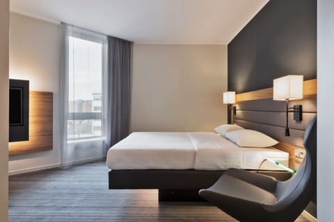 Room, 1 Queen Bed, City View | 1 bedroom, Frette Italian sheets, premium bedding, desk