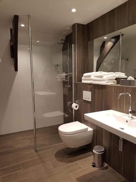 Suite | Bathroom | Shower, free toiletries, hair dryer, towels