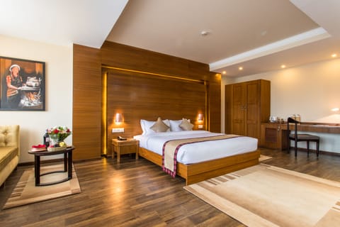 Junior Suite | In-room safe, rollaway beds, free WiFi, bed sheets