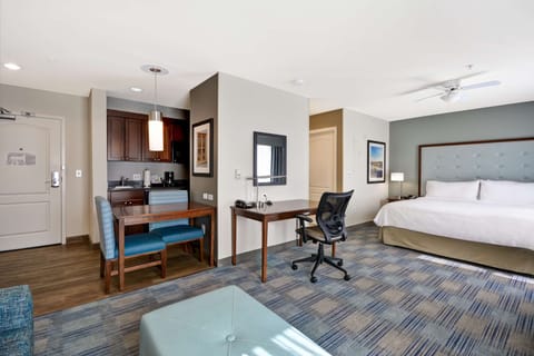 Studio Suite, 1 King Bed | Hypo-allergenic bedding, down comforters, desk, laptop workspace