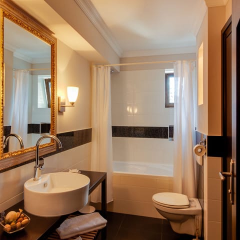 Superior Suite, Non Smoking, Mountain View | Bathroom | Free toiletries, hair dryer, bathrobes, slippers