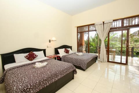 Family Room | Desk, free WiFi, bed sheets