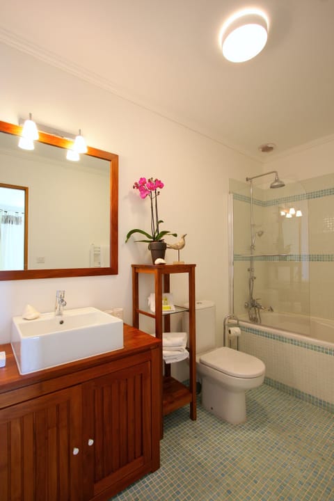 Double Room, Sea View (Ponant) | Bathroom | Free toiletries, hair dryer, towels