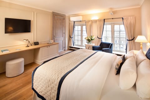 Executive Room | Premium bedding, minibar, in-room safe, individually decorated