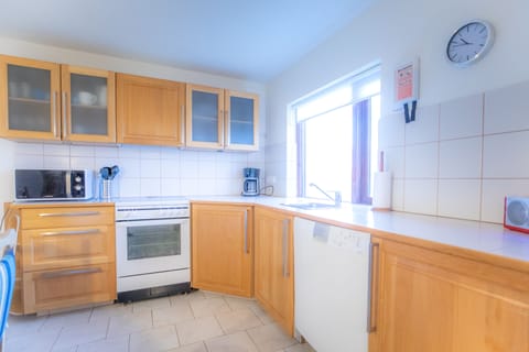 Apartment, 2 Bedrooms, Sea View (01) | Private kitchen | Fridge, microwave, oven, stovetop