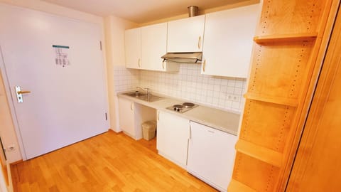 Großes Einzelzimmer | Private kitchen | Mini-fridge