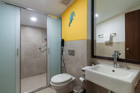 Courtyard Room | Bathroom | Shower, rainfall showerhead, free toiletries, hair dryer