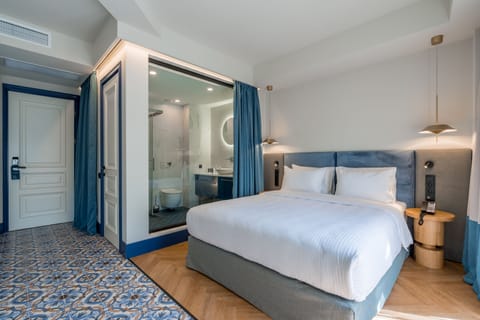 Deluxe Double Room, 1 Queen Bed, Bathtub, City View | Memory foam beds, minibar, in-room safe, desk