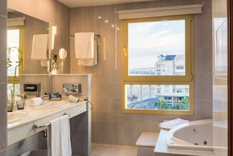 Suite | Bathroom | Hair dryer, bidet, towels