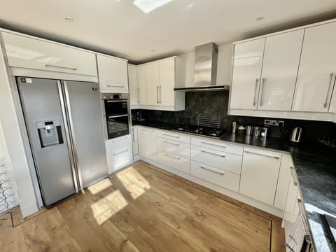 Luxury House, 4 Bedrooms | Private kitchen | Full-size fridge, microwave, oven, dishwasher