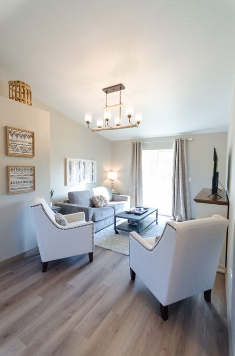 Premium Suite (6) | Living area | LED TV, Netflix, Hulu, heated floors