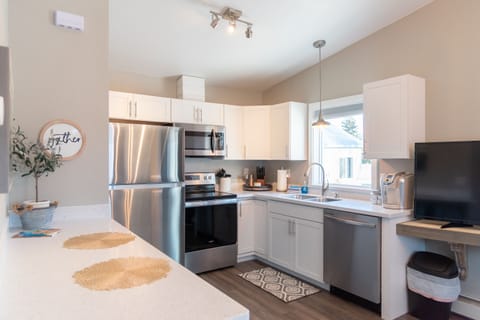 Premium Suite (10) | Private kitchen | Microwave, oven, stovetop, dishwasher