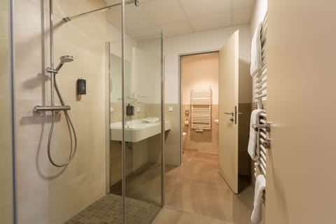 Junior Room, Valley View | Bathroom | Shower, rainfall showerhead, free toiletries, hair dryer