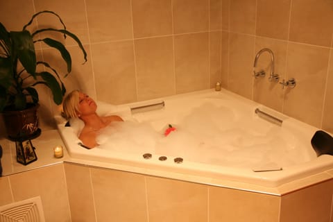 Honeymoon Suite (Adults Only) | Jetted tub