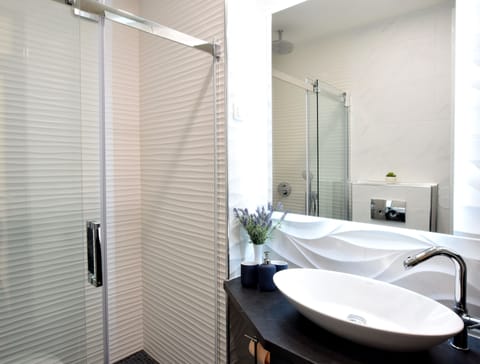Exclusive Apartment, 2 Bedrooms | Bathroom sink
