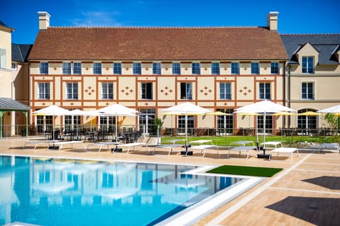 Seasonal outdoor pool, sun loungers