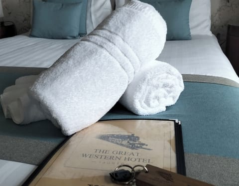 Standard( Accessible Room ) Double Room, 1 King Bed, Non Smoking | Hypo-allergenic bedding, desk, iron/ironing board, free WiFi