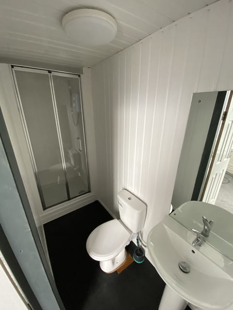 Deluxe Triple Room | Bathroom | Shower, free toiletries, hair dryer