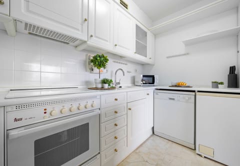 Apartment, 1 Bedroom (4 pax) | Private kitchen | Full-size fridge, microwave, oven, stovetop