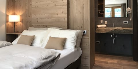 In-room safe, desk, soundproofing, free WiFi