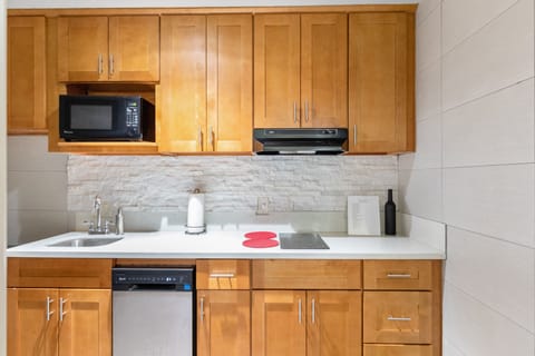 Deluxe Studio Suite, Multiple Beds, Non Smoking, Kitchenette | Private kitchenette