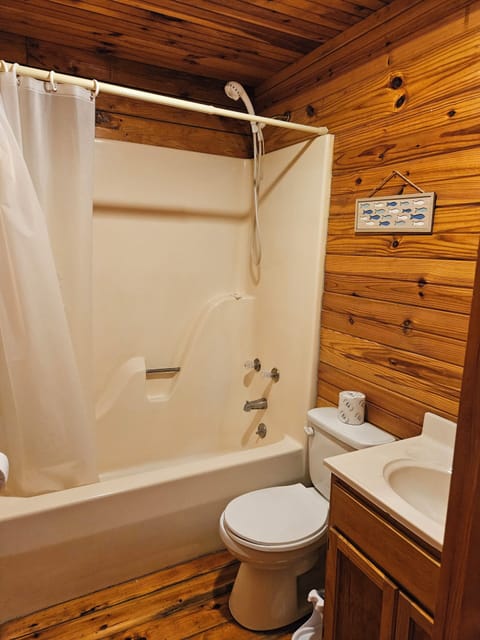 Basic Cabin | Bathroom | Combined shower/tub, towels