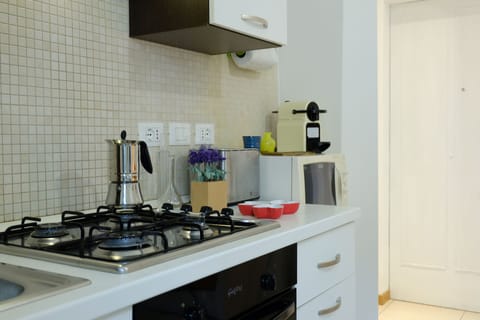 Apartment, 1 Bedroom | Private kitchenette | Fridge, microwave, oven, stovetop