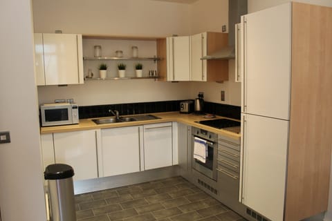 Comfort Apartment (2 Double Beds or 1 Double/2 Twin Beds) | Private kitchen | Full-size fridge, microwave, oven, stovetop