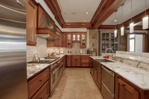 Kitchen (2) - A true chefs kitchen with Wolf Stovetop, convection oven and standard oven, one full size dishwasher and two drawer dishwashers - Like to cook? You'll be happy here :).