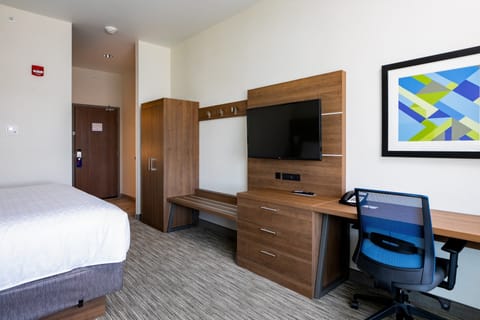 Standard Room, 1 King Bed | In-room safe, desk, blackout drapes, iron/ironing board