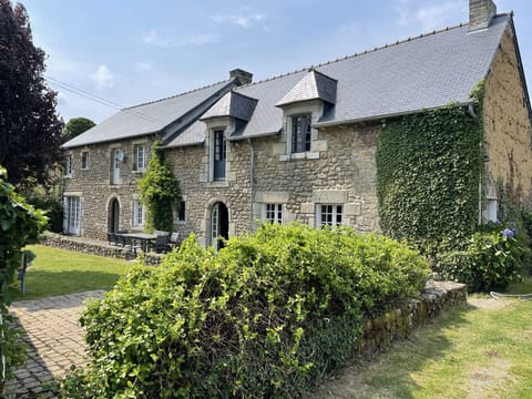 La Hannelais is a South Facing Traditional Longere with many original features.