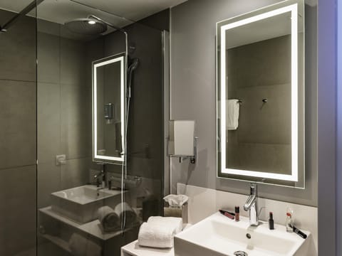 Classic Twin Room, 2 Twin Beds | In-room safe, desk, blackout drapes, soundproofing