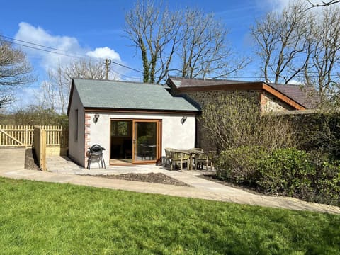 Large 25m2 lounge with south facing patio, seating and BBQ