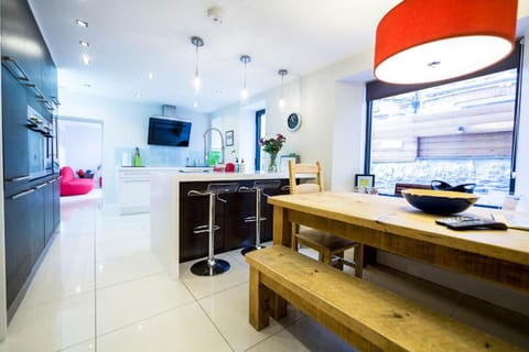 Room to cook and dine 