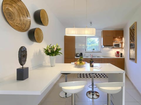 Table, Plant, Furniture, Property, Cabinetry, Countertop, Shelf, Shelving, Wood, Houseplant