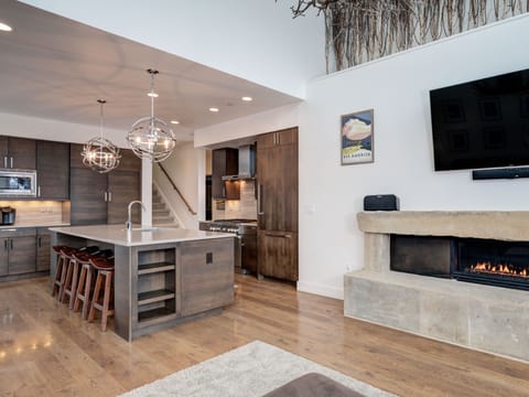 Silvertip 4 Silver Peaks, Kitchen, 2