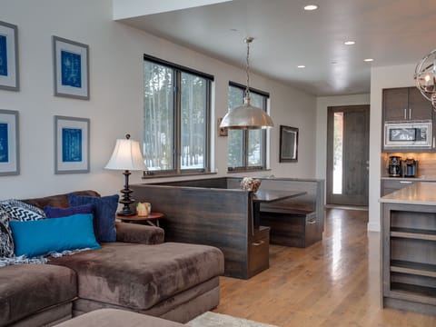 Silvertip 4 Silver Peaks, Living, 3