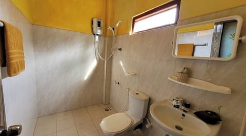 Standard Double Room, 1 Queen Bed, Non Smoking | Bathroom | Shower, free toiletries, bathrobes, bidet