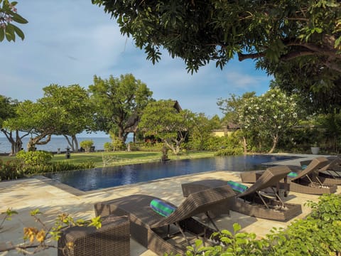 Live the good life: Sun, sea, and poolside perfection. ☀️🌊🌴