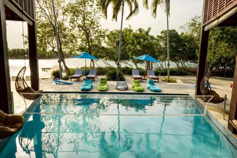 Center Area Pool w/ Swinging Chairs