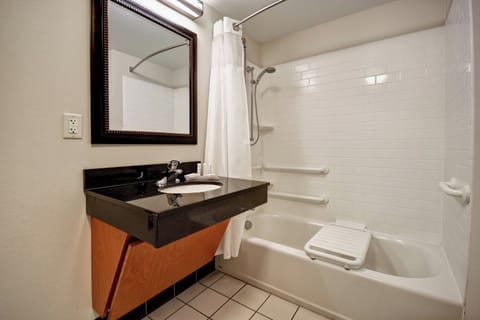 Combined shower/tub, free toiletries, hair dryer, towels