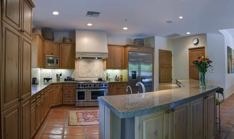 Gourmet stainless steel and granite kitchen for your inner Chef
Gordon Ramsey