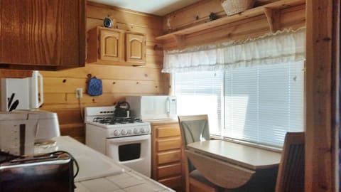 Kitchen & dining area